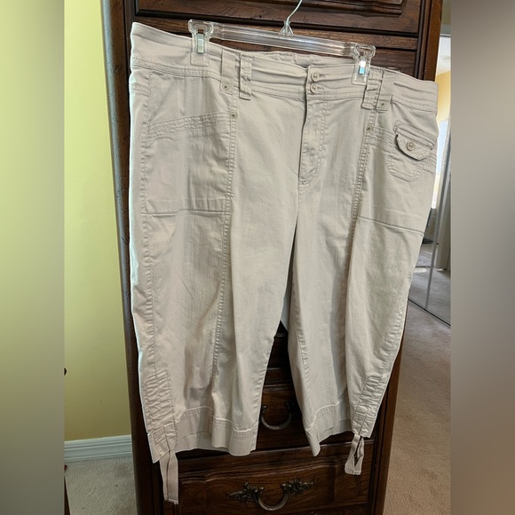 Gloria Vanderbilt Light Tan Capri pants - Picture 1 of 4